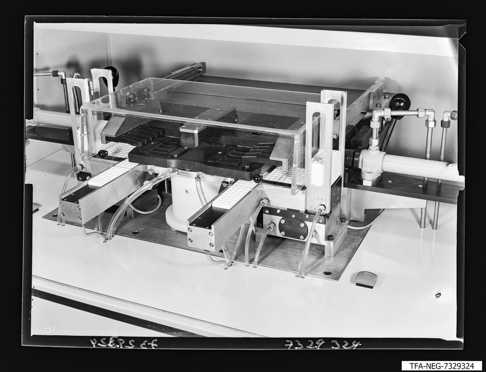 Keramikspritzautomat, Bild 14; Foto, November 1973 (www.industriesalon.de CC BY-SA)
