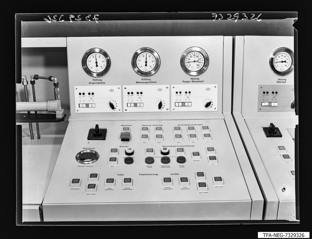 Keramikspritzautomat, Bild 16; Foto, November 1973 (www.industriesalon.de CC BY-SA)
