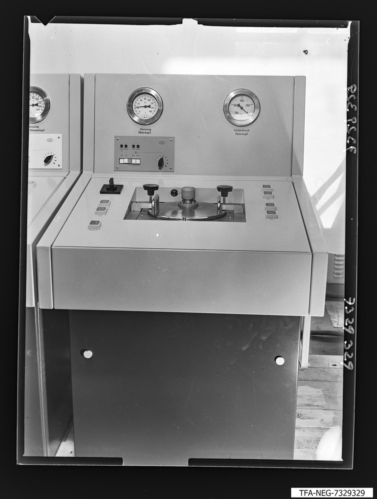 Keramikspritzautomat, Bild 19; Foto, November 1973 (www.industriesalon.de CC BY-SA)