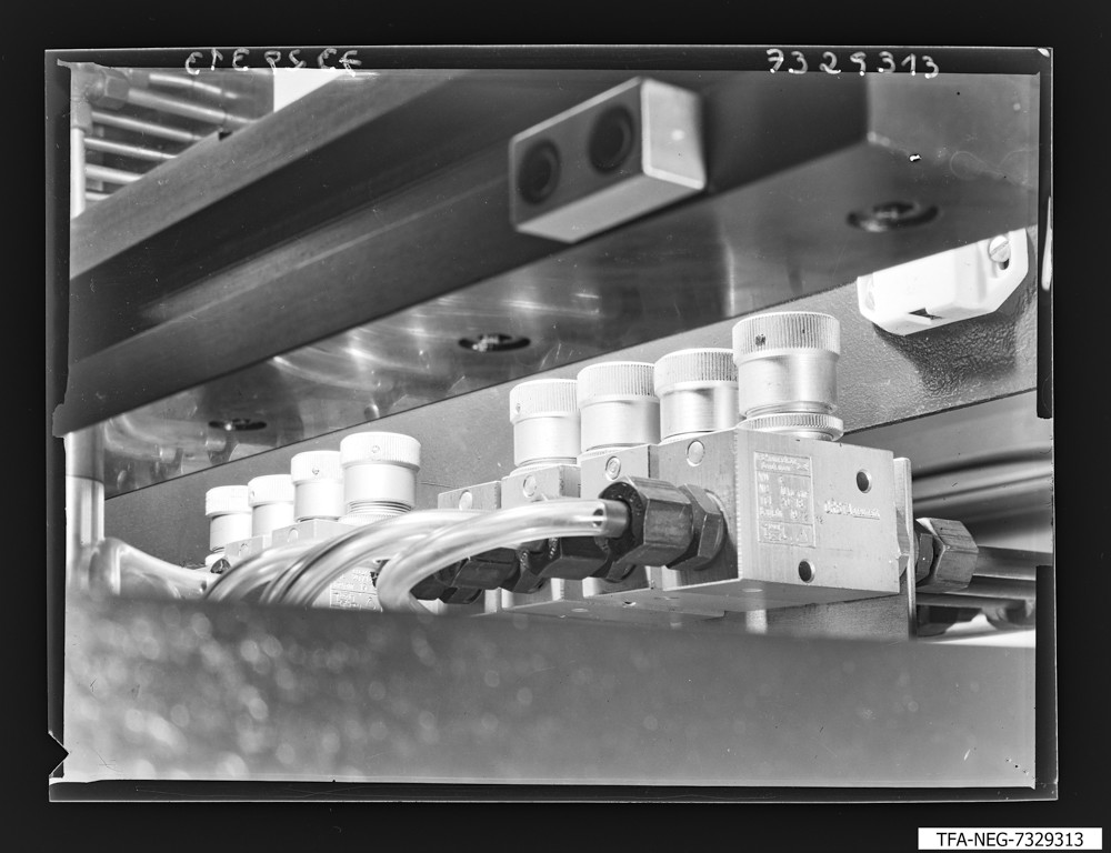 Keramikspritzautomat, Bild 3; Foto, November 1973 (www.industriesalon.de CC BY-SA)