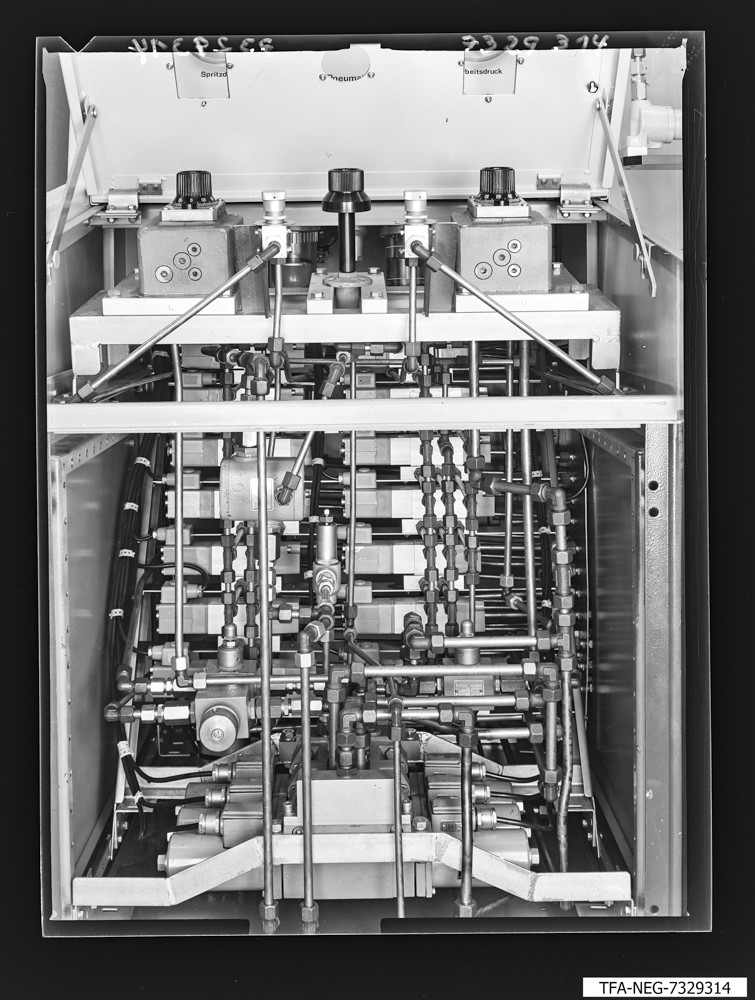 Keramikspritzautomat, Bild 4; Foto, November 1973 (www.industriesalon.de CC BY-SA)