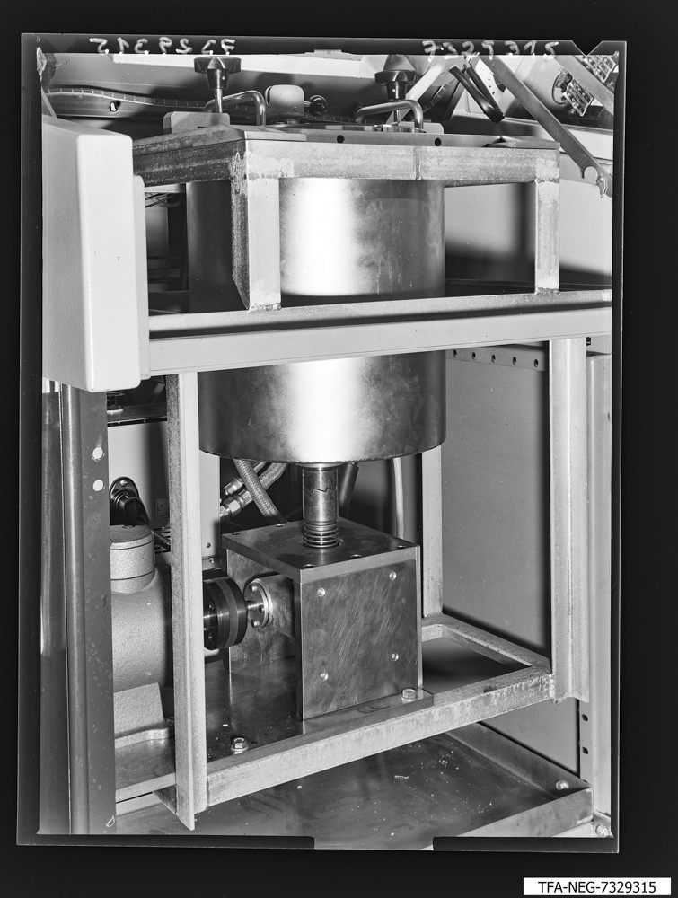 Keramikspritzautomat, Bild 5; Foto, November 1973 (www.industriesalon.de CC BY-SA)
