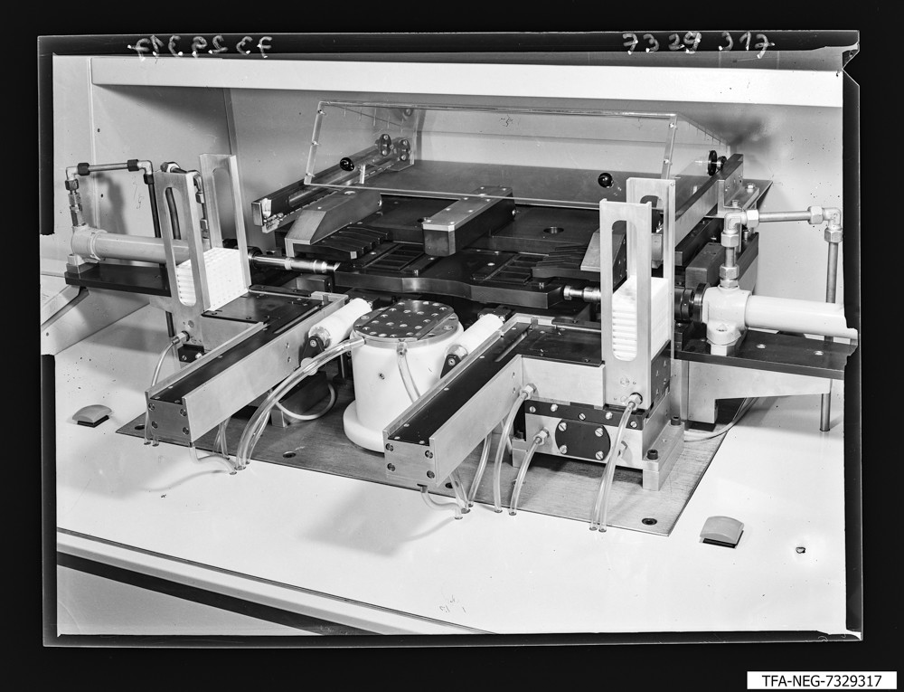 Keramikspritzautomat, Bild 7; Foto, November 1973 (www.industriesalon.de CC BY-SA)