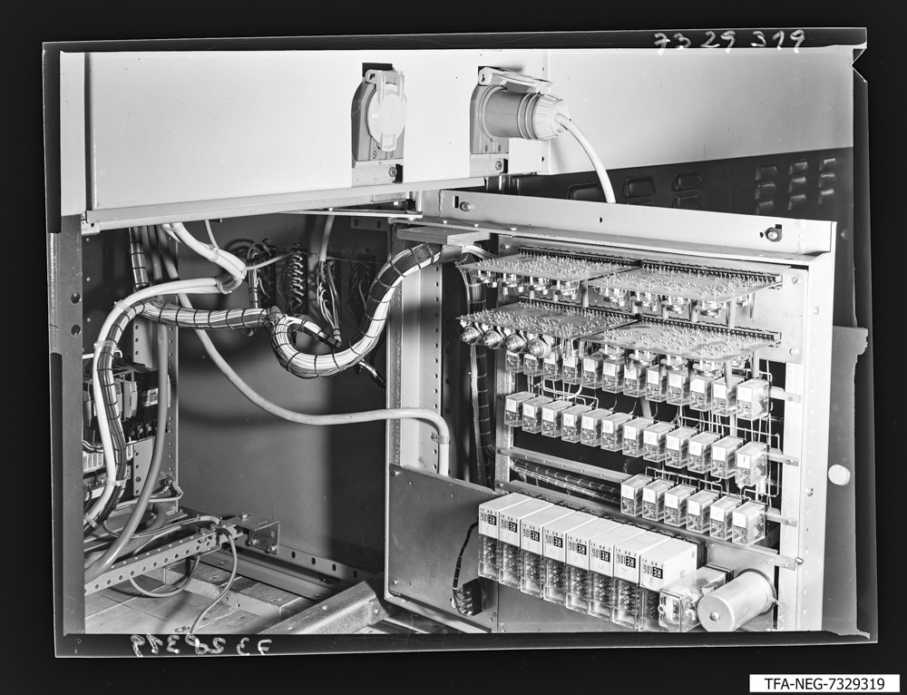 Keramikspritzautomat, Bild 9; Foto, November 1973 (www.industriesalon.de CC BY-SA)