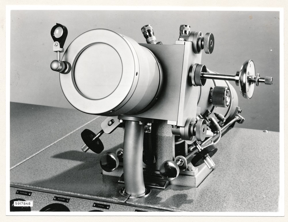 Klein Elektronenmikroskop KEM1, Bild 1; Foto, 26. Januar 1959 (www.industriesalon.de CC BY-SA)