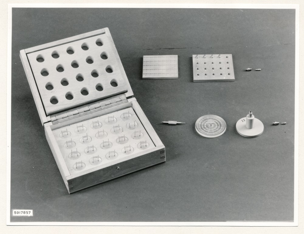 Klein Elektronenmikroskop KEM1, Bild 10; Foto, 26. Januar 1959 (www.industriesalon.de CC BY-SA)
