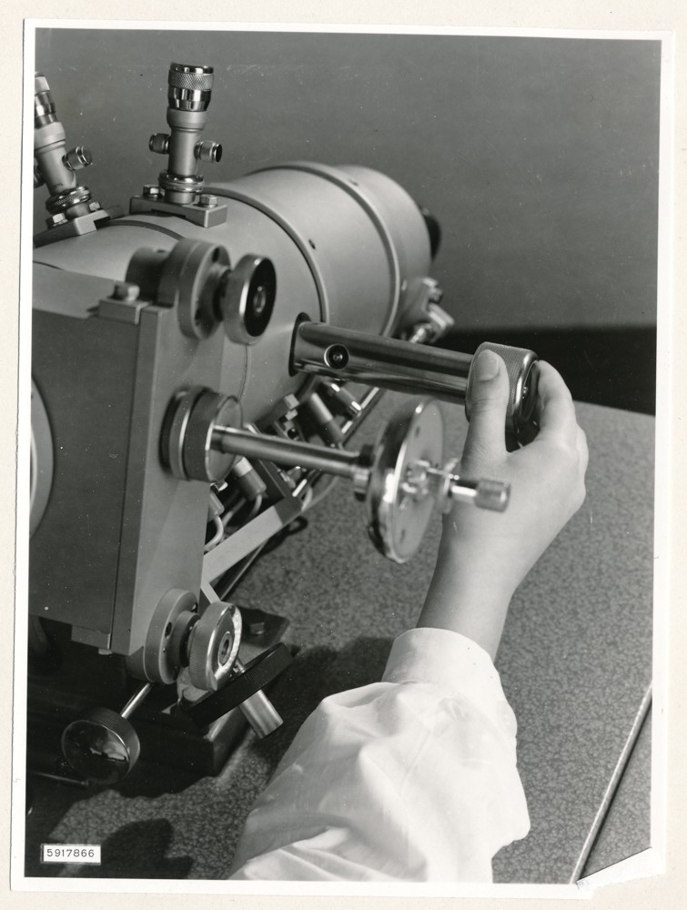 Klein Elektronenmikroskop KEM1, Bild 19; Foto, 27. Januar 1959 (www.industriesalon.de CC BY-SA)