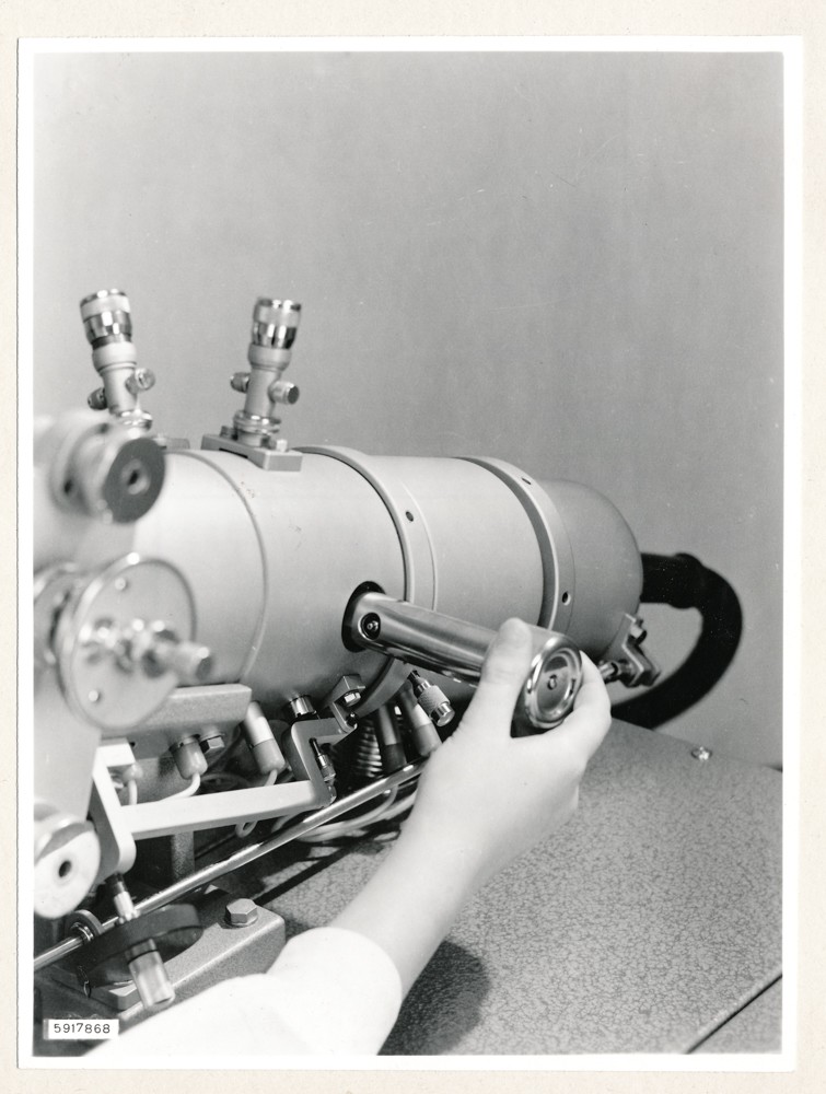 Klein Elektronenmikroskop KEM1, Bild 21; Foto, 27. Januar 1959 (www.industriesalon.de CC BY-SA)