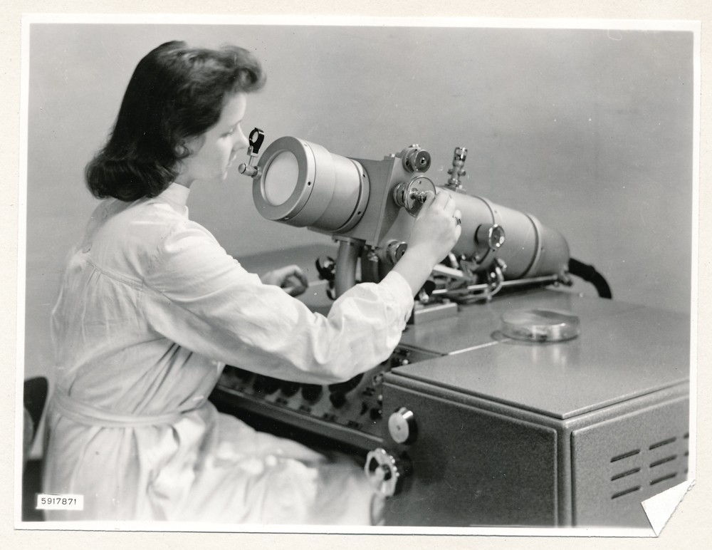 Klein Elektronenmikroskop KEM1, Bild 24; Foto, 27. Januar 1959 (www.industriesalon.de CC BY-NC-SA)