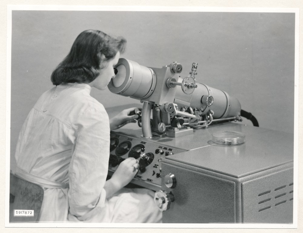 Klein Elektronenmikroskop KEM1, Bild 25; Foto, 27. Januar 1959 (www.industriesalon.de CC BY-NC-SA)