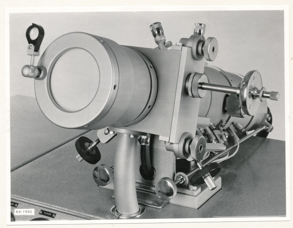 Klein Elektronenmikroskop KEM1, Bild 3; Foto, 26. Januar 1959 (www.industriesalon.de CC BY-SA)