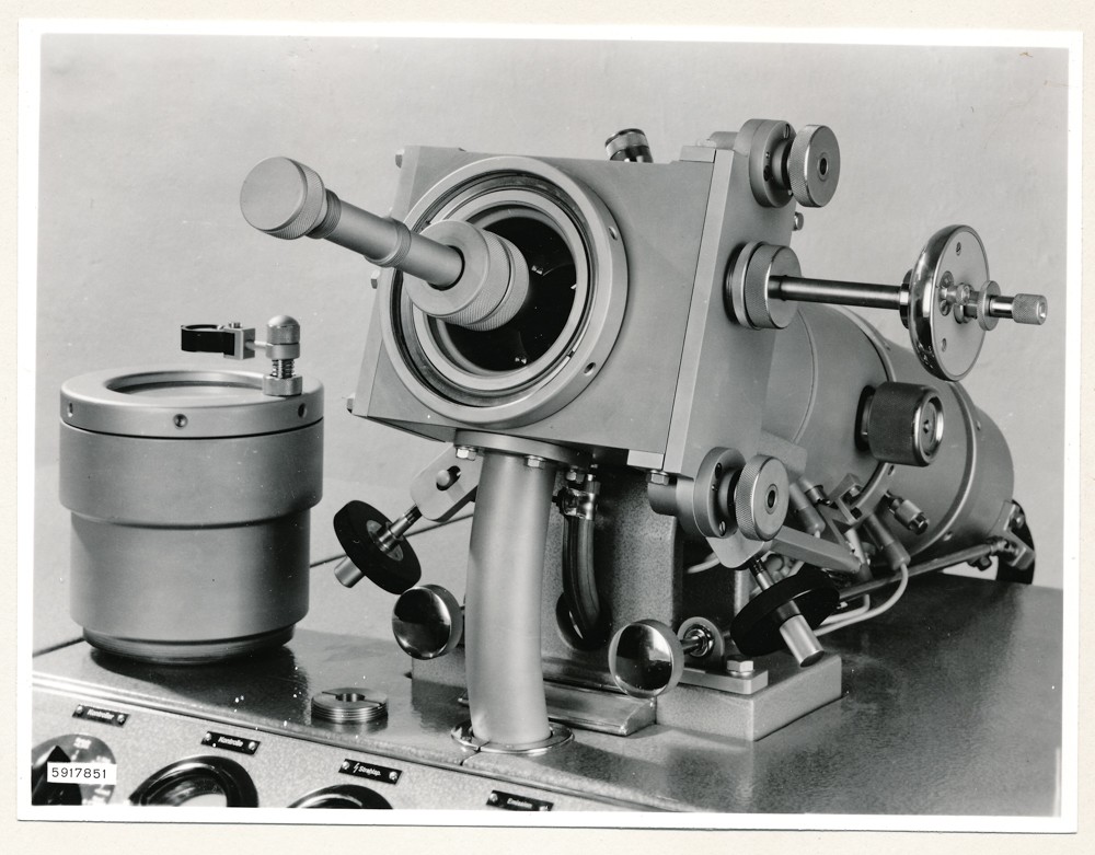 Klein Elektronenmikroskop KEM1, Bild 4; Foto, 26. Januar 1959 (www.industriesalon.de CC BY-SA)
