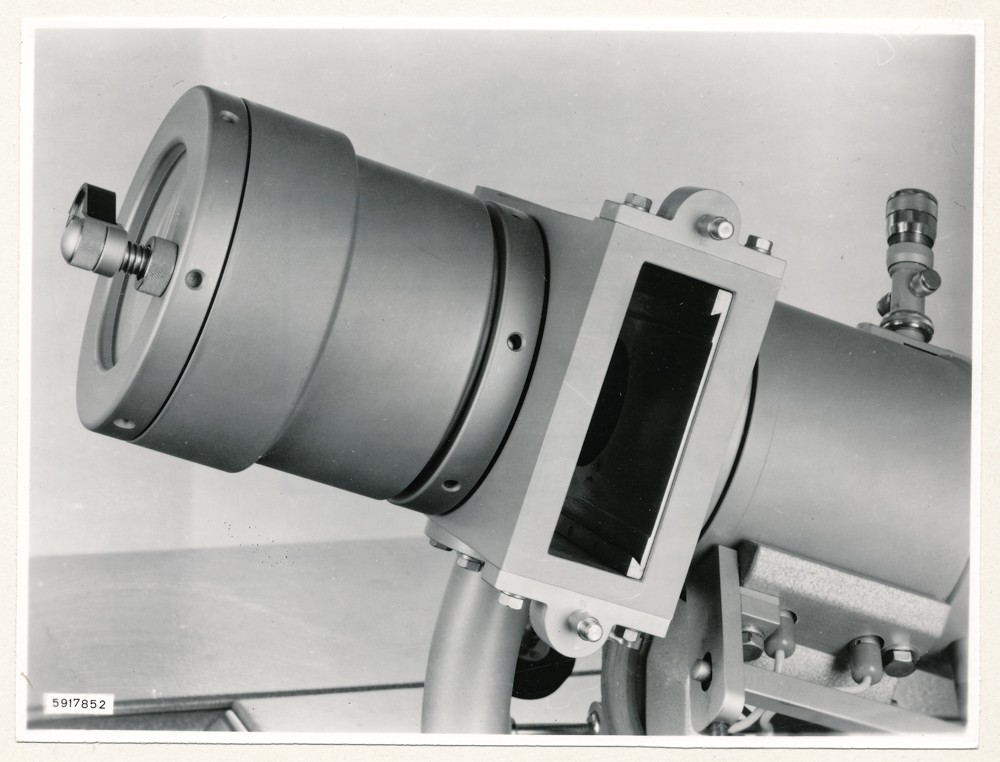 Klein Elektronenmikroskop KEM1, Bild 5; Foto, 26. Januar 1959 (www.industriesalon.de CC BY-SA)