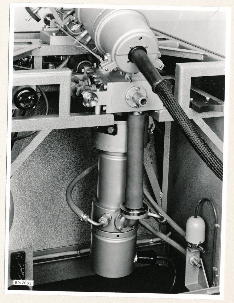 Klein Elektronenmikroskop KEM1, Bild 6; Foto, 26. Januar 1959 (www.industriesalon.de CC BY-SA)