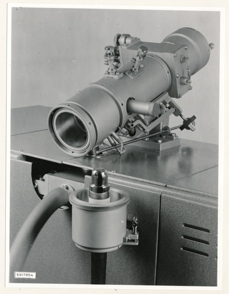 Klein Elektronenmikroskop KEM1, Bild 7; Foto, 26. Januar 1959 (www.industriesalon.de CC BY-SA)