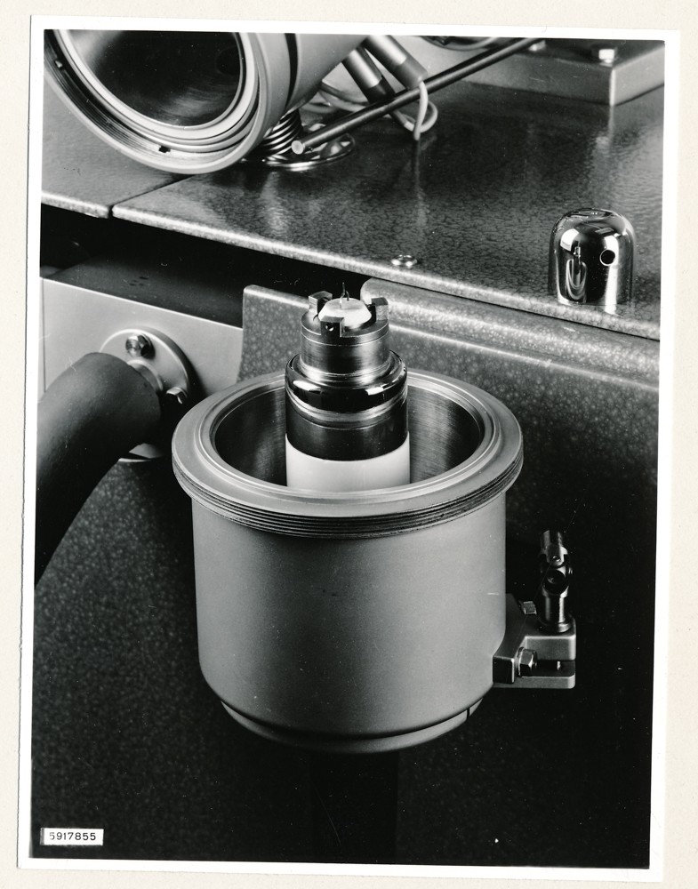 Klein Elektronenmikroskop KEM1, Bild 8; Foto, 26. Januar 1959 (www.industriesalon.de CC BY-SA)