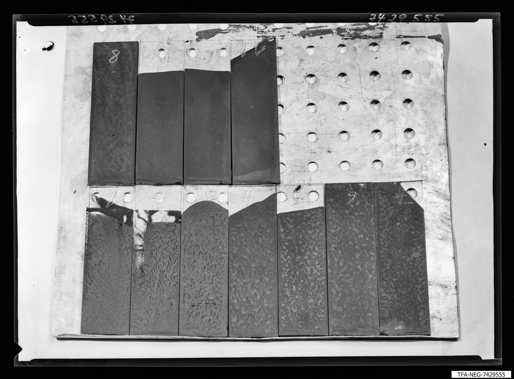 Lackierte Glasplatten, verschiedene Strukturen; Foto, April 1974 (www.industriesalon.de CC BY-SA)