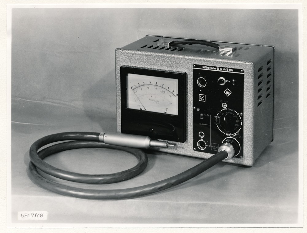 Millivoltmeter 30 Hz - 10 MHz; Foto, Mai 1958 (www.industriesalon.de CC BY-SA)