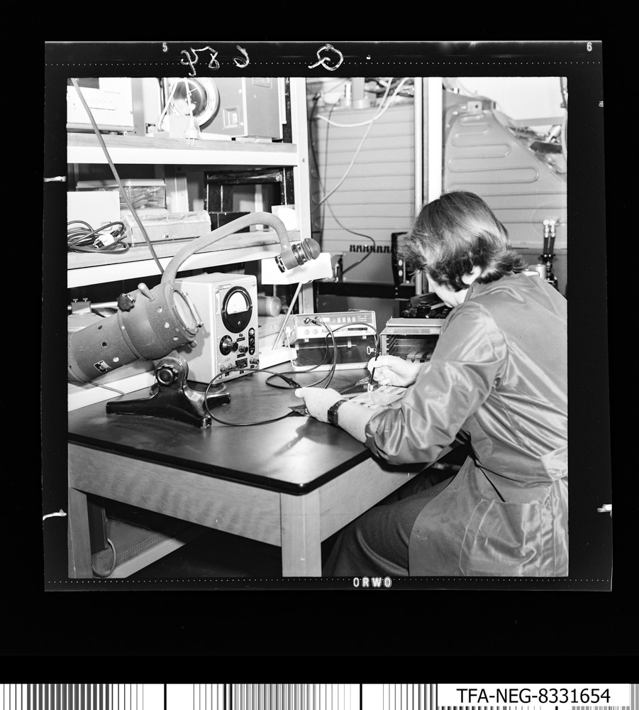 Paf techn. Herstellung, Frau am Arbeitsplatz, Foto 1; Foto, 28. November 1983 (www.industriesalon.de CC BY-NC-SA)