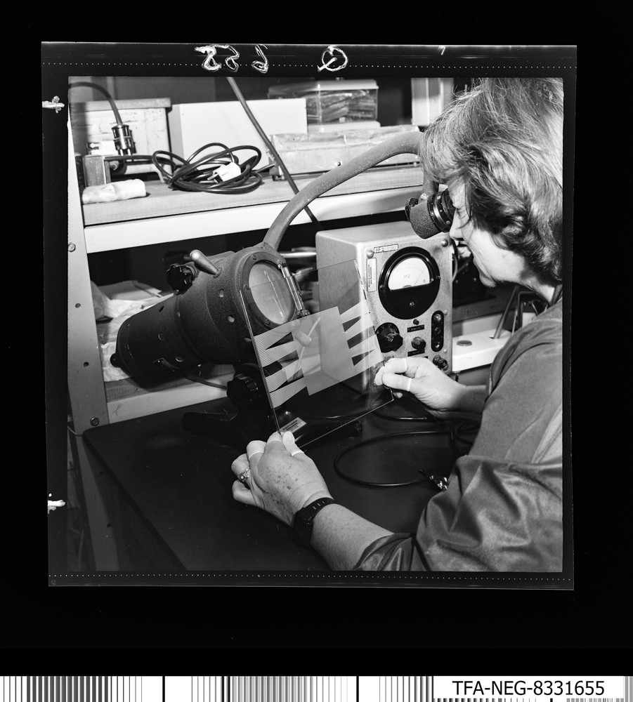 Paf techn. Herstellung, Frau am Arbeitsplatz, Foto 3; Foto, 28. November 1983 (www.industriesalon.de CC BY-SA)