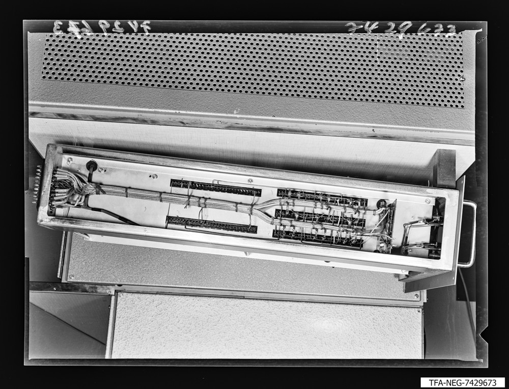Prüfeinrichtung für Oberflächen, Einschub, Unterseite; Foto, Juni 1974 (www.industriesalon.de CC BY-SA)