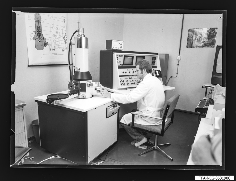 Rasterelektronenmikroskop (EF2) Koll. Kettenbonder (LINO); Foto, 15. Oktober 1985 (www.industriesalon.de CC BY-NC-SA)