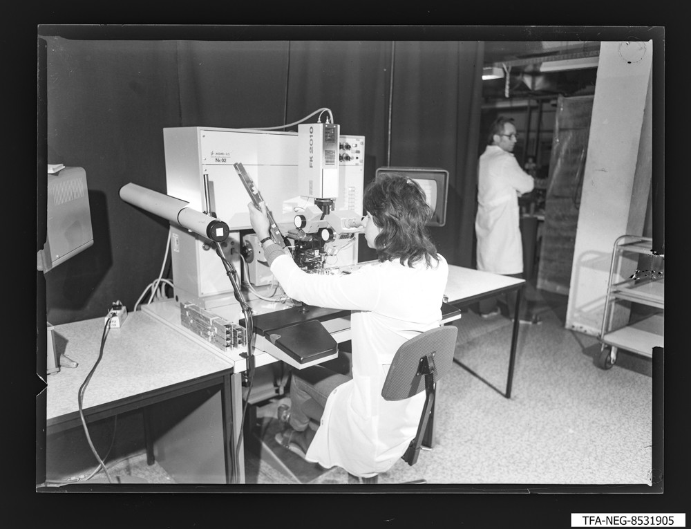 Rasterelektronenmikroskop (EF2) Koll. Mika; Foto, 15. Oktober 1985 (www.industriesalon.de CC BY-SA)