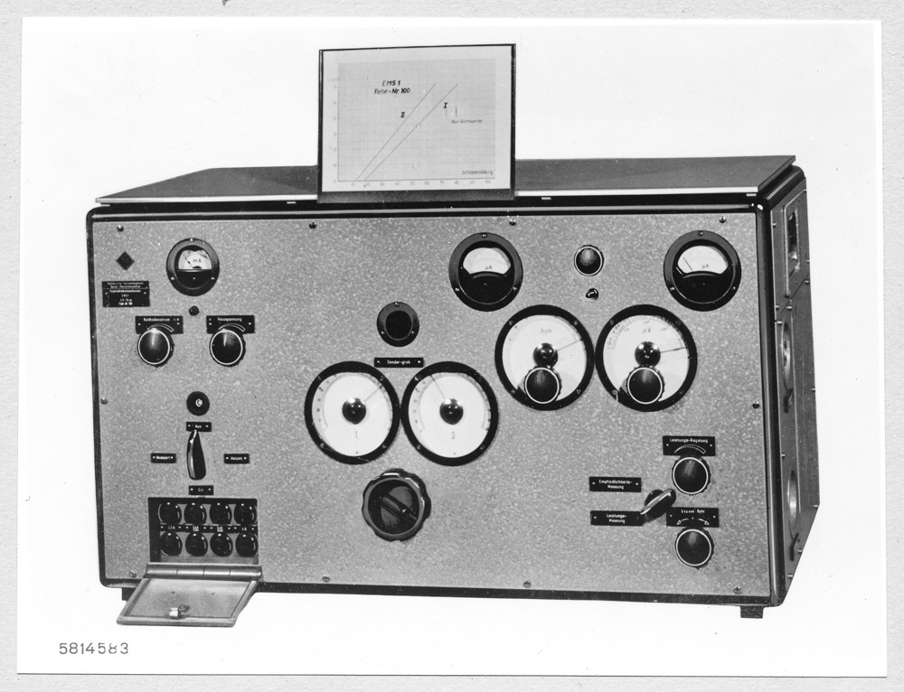 Repro-Retusche Empfindlichkeitsmeßsender EMS1; Foto, Januar 1958 (www.industriesalon.de CC BY-SA)