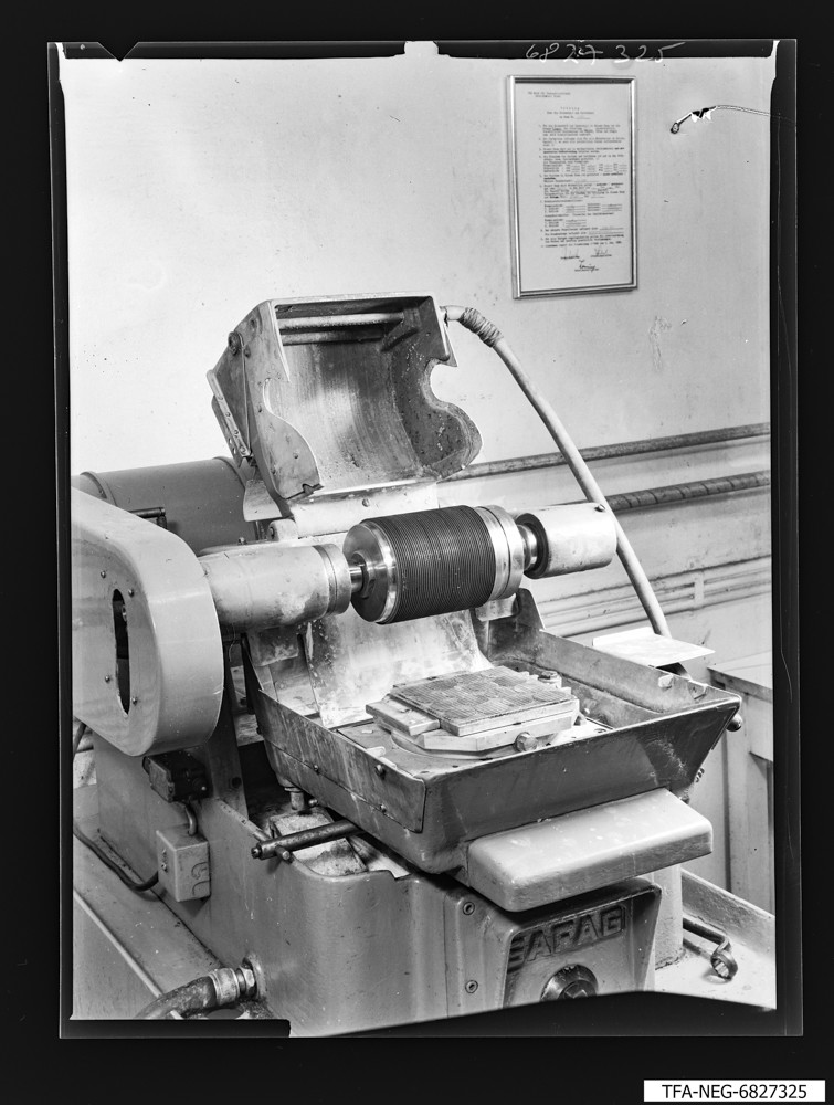 Schneidmaschine für Platten; Foto, November 1968 (www.industriesalon.de CC BY-SA)