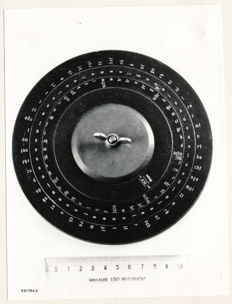 Silbentabelle; Foto, 15. Januar 1959 (www.industriesalon.de CC BY-SA)