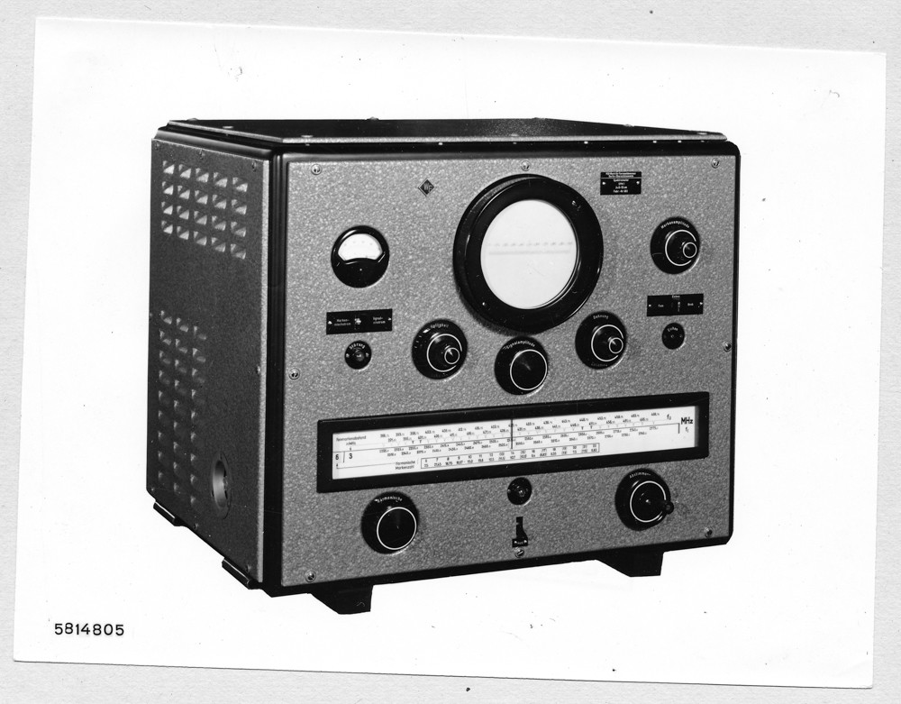 Spektrometer SPM1, Bild 1; Foto, März 1958 (www.industriesalon.de CC BY-SA)