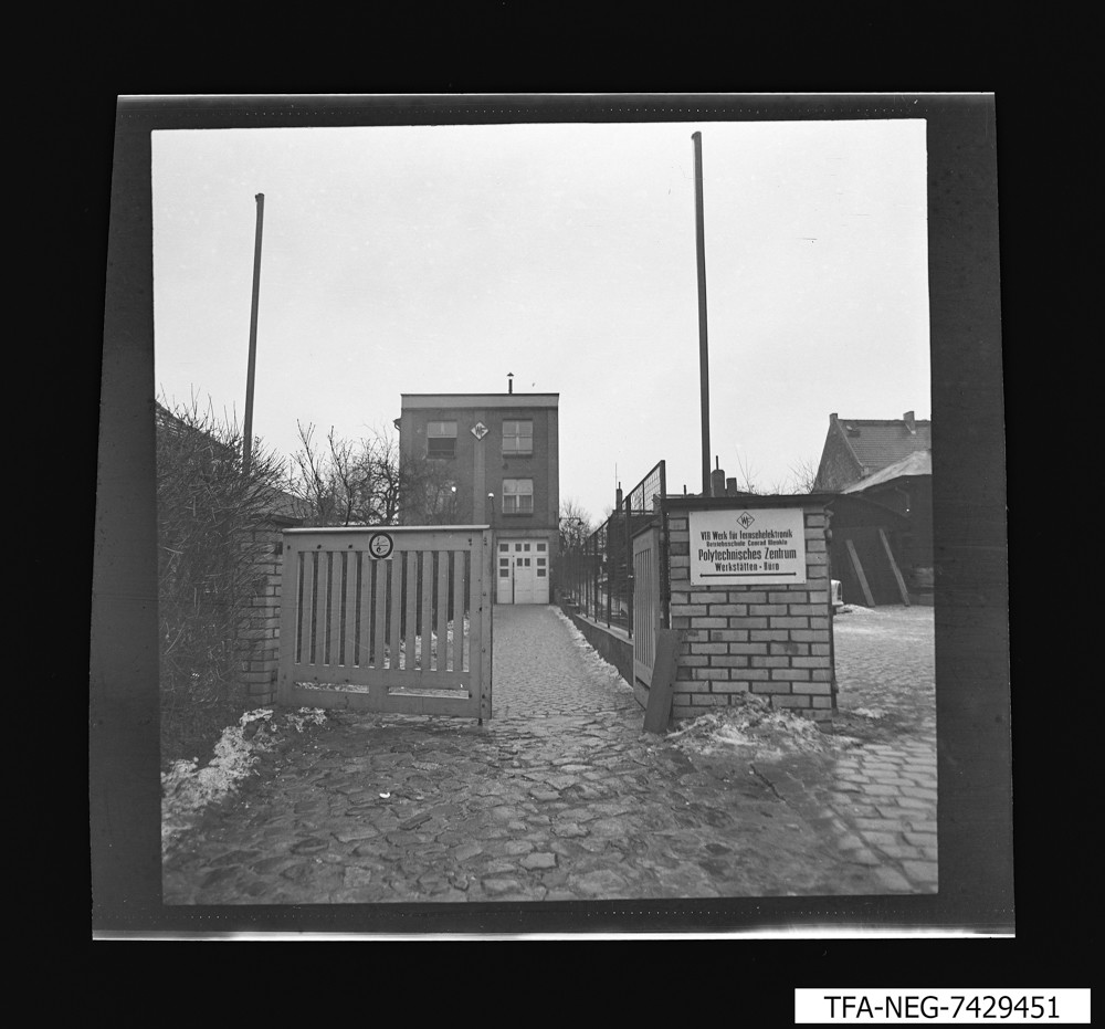 Straßenfront Betriebsschule Friedrichshagen; Foto, Januar 1974 (www.industriesalon.de CC BY-SA)