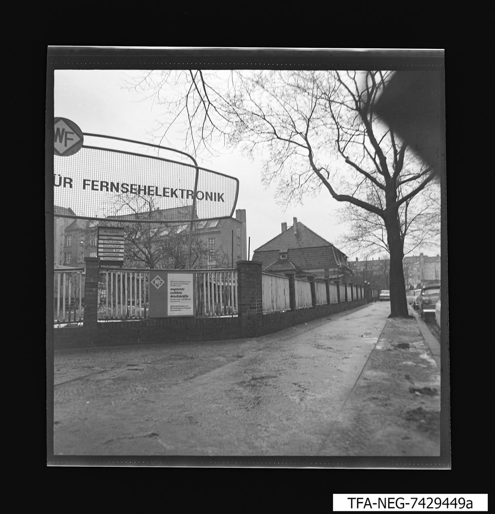 Straßenfront Pankow; Foto, Januar 1974 (www.industriesalon.de CC BY-SA)