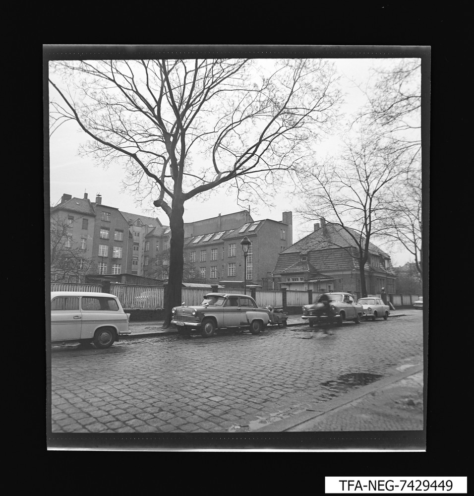 Straßenfront Zweigwerk Pankow; Foto, Januar 1974 (www.industriesalon.de CC BY-SA)