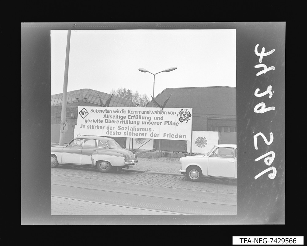 Straßenplakat zum 1. Mai; Foto, Mai 1974 (www.industriesalon.de CC BY-SA)