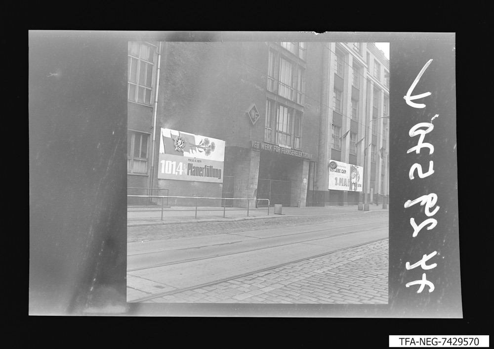 Straßenplakat zum 1. Mai; Foto, Mai 1974 (www.industriesalon.de CC BY-SA)