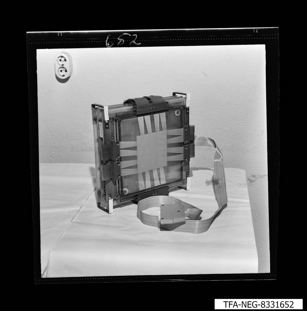 Vorderseite eines Bauteil mit Paf-Platte und Computerkabel. ; Foto, 28. November 1983 (www.industriesalon.de CC BY-SA)