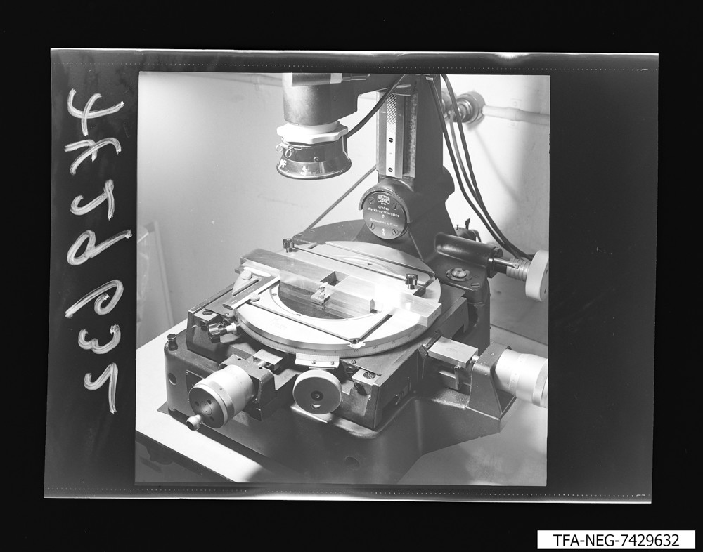 Vorrichtung am Werkzeug-Mikroskop; Foto, Juni 1974 (www.industriesalon.de CC BY-SA)