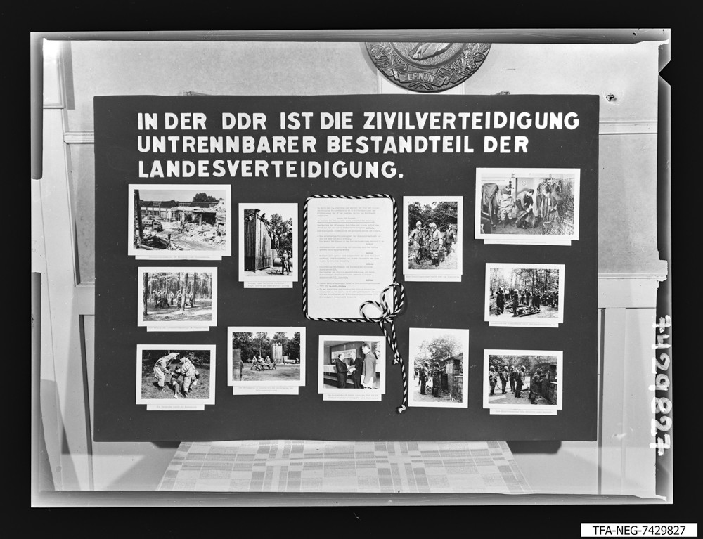 Wandtafel Zivilverteidigung; Foto, Oktober 1974 (www.industriesalon.de CC BY-SA)