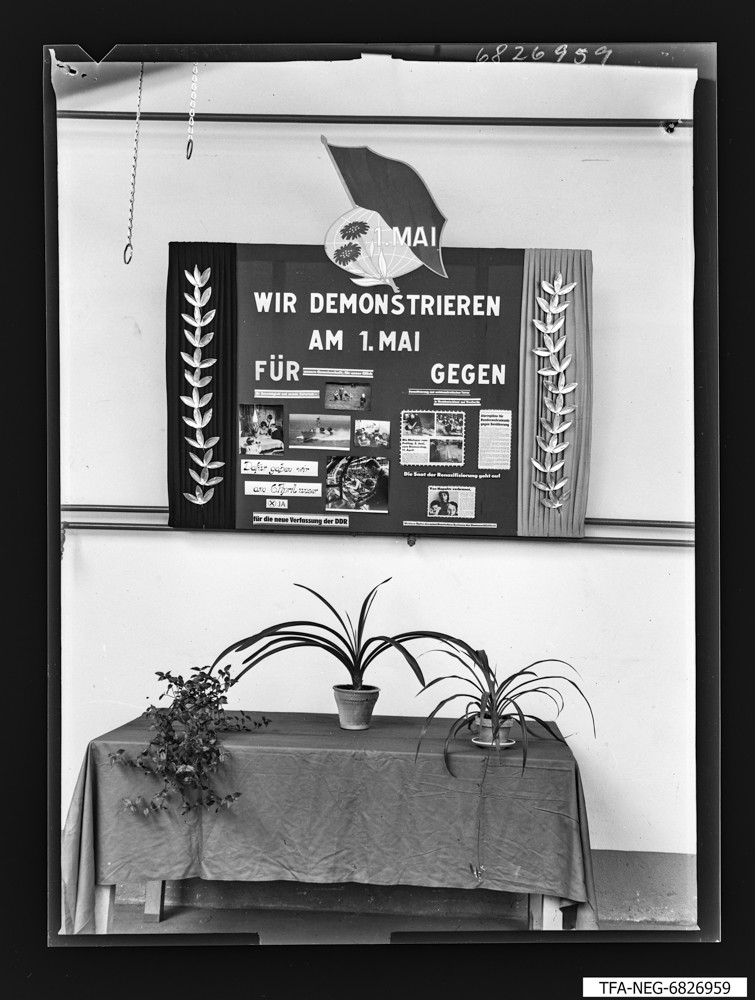 Wandzeitung zum 1. Mai ; Foto, April 1968 (www.industriesalon.de CC BY-SA)