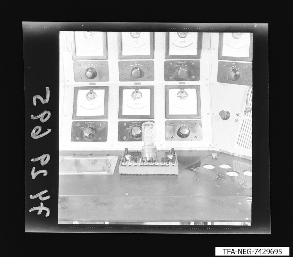 Ziffernanzeigeröhre mit Messwerk Z568ME; Foto, Juni 1974 (www.industriesalon.de CC BY-SA)