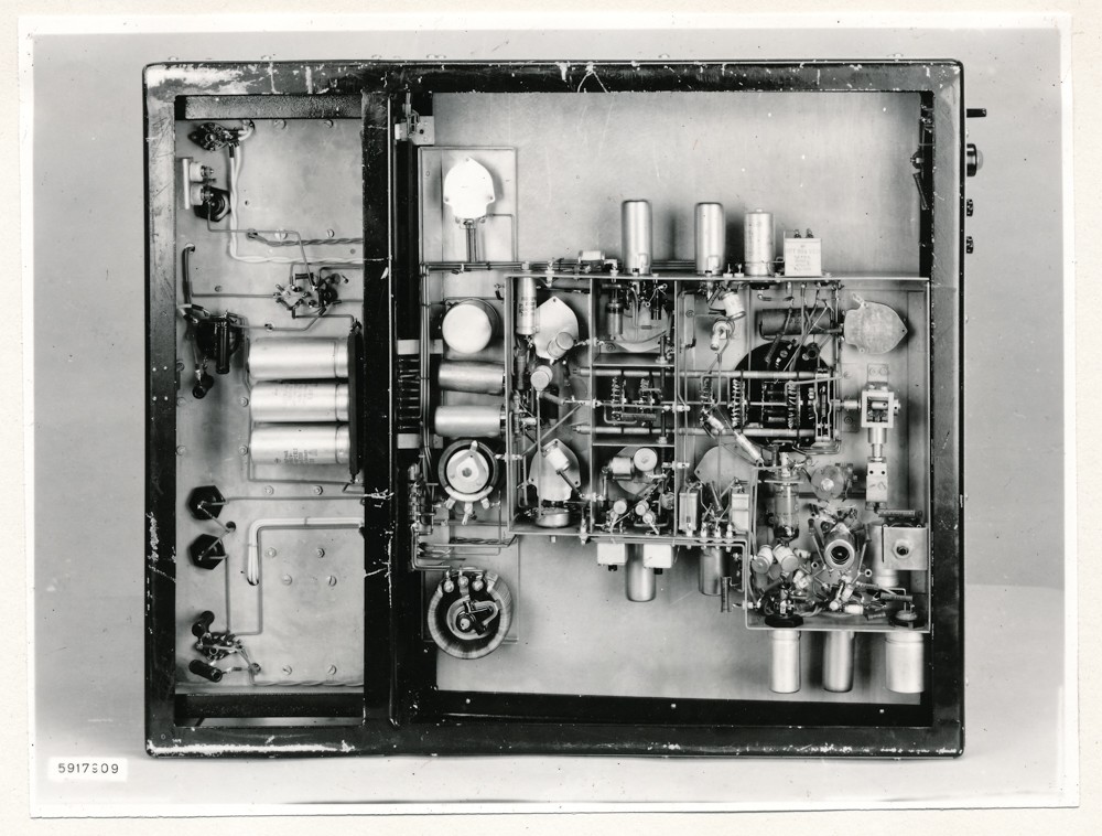 Zwischenschichtwiderstandsmessgerät von unten; Foto, 10. Februar 1959 (www.industriesalon.de CC BY-SA)