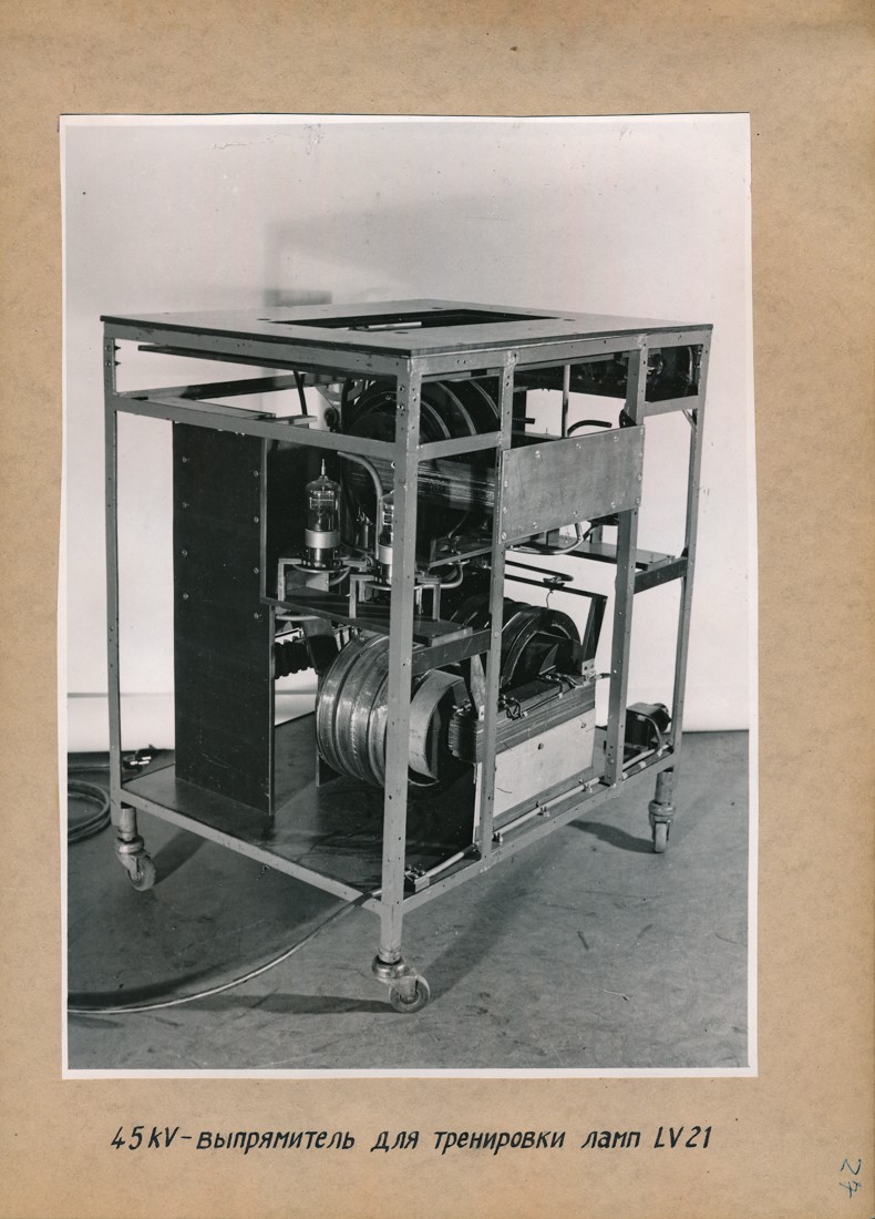 45 KV Gleichrichter für [Training ?] die Röhre LV 21, Fotoalbum Labor, Konstruktions- und Versuchswerk Oberspree, 1946 (www.industriesalon.de CC BY-SA)