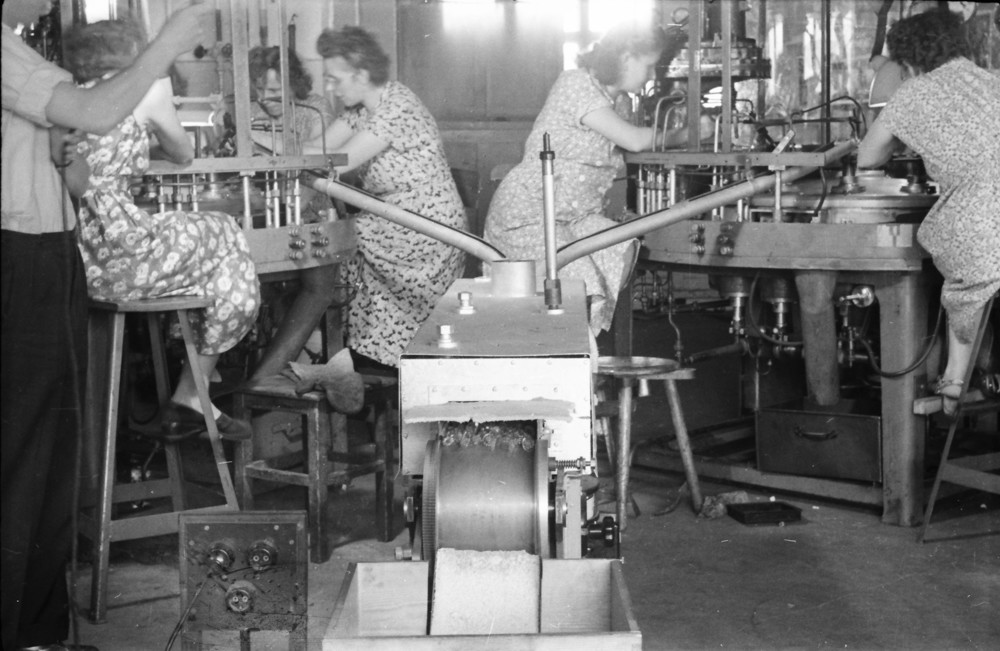 5 Frauen am Arbeitsplatz; Foto, Oktober 1955 (www.industriesalon.de CC BY-NC-SA)