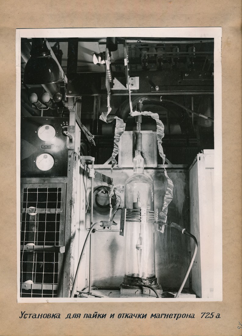 Anlage zum […] und Pumpen des Magnetrons 725a, Fotoalbum Labor, Konstruktions- und Versuchswerk Oberspree, 1946 (www.industriesalon.de CC BY-SA)