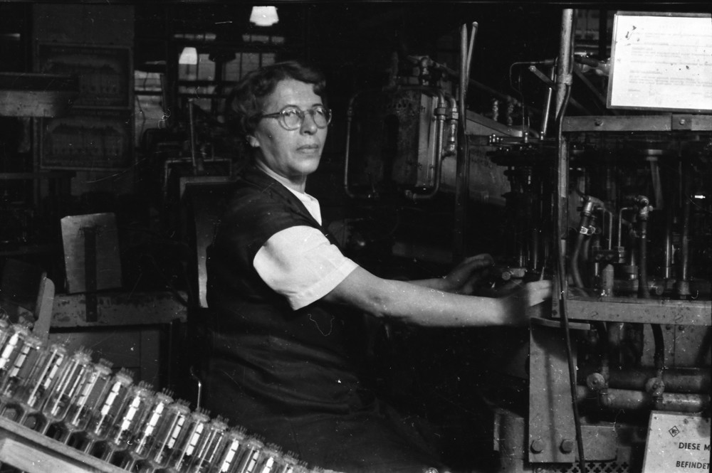 Arbeiterin am Arbeitsplatz; Foto, Oktober 1955 (www.industriesalon.de CC BY-NC-SA)