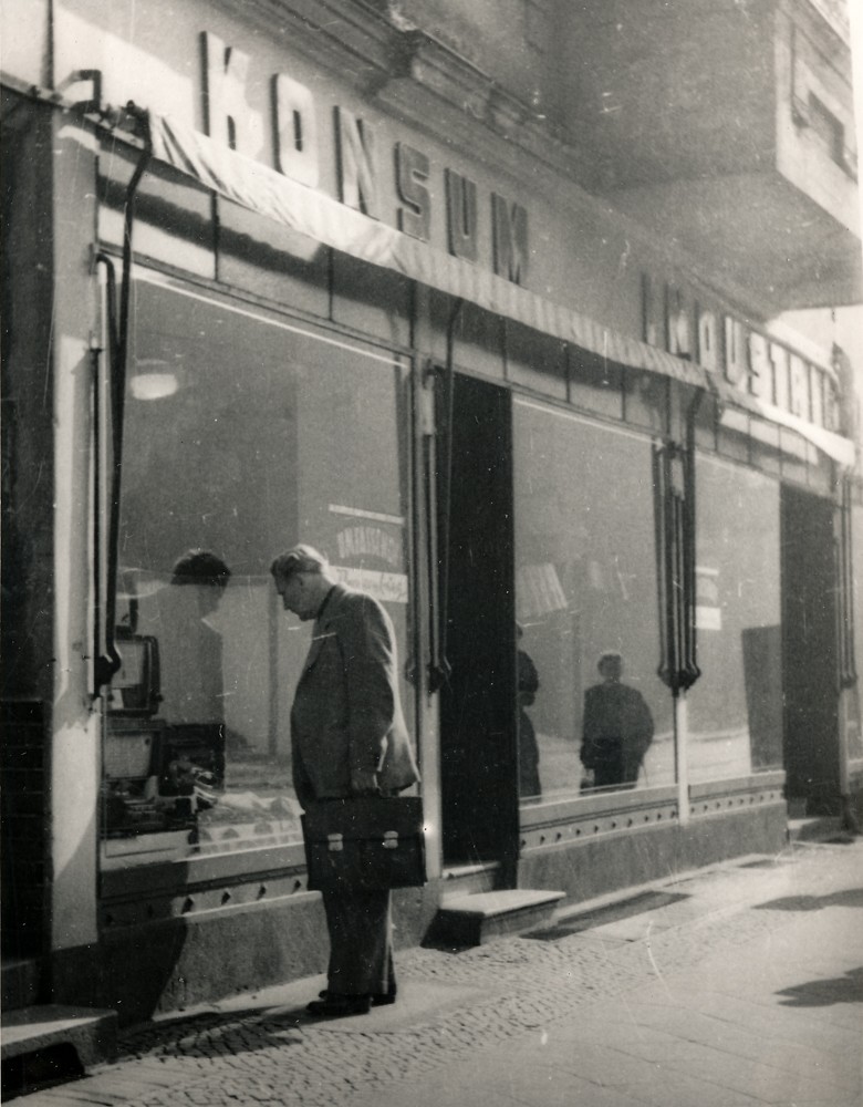 Ausstellung 5 Jahre DDR: Konsum-Industrieladen; Foto, September 1954 (www.industriesalon.de CC BY-SA)