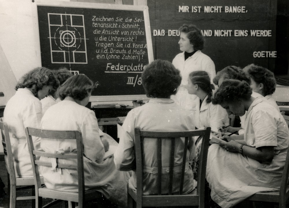 Ausstellung 5 Jahre DDR: Laborwerkstatt, Bild 1; Foto, September 1954 (www.industriesalon.de CC BY-NC-SA)