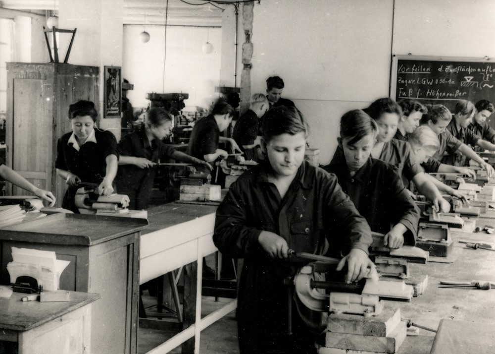 Ausstellung 5 Jahre DDR: Laborwerkstatt, Bild 2; Foto, September 1954 (www.industriesalon.de CC BY-NC-SA)