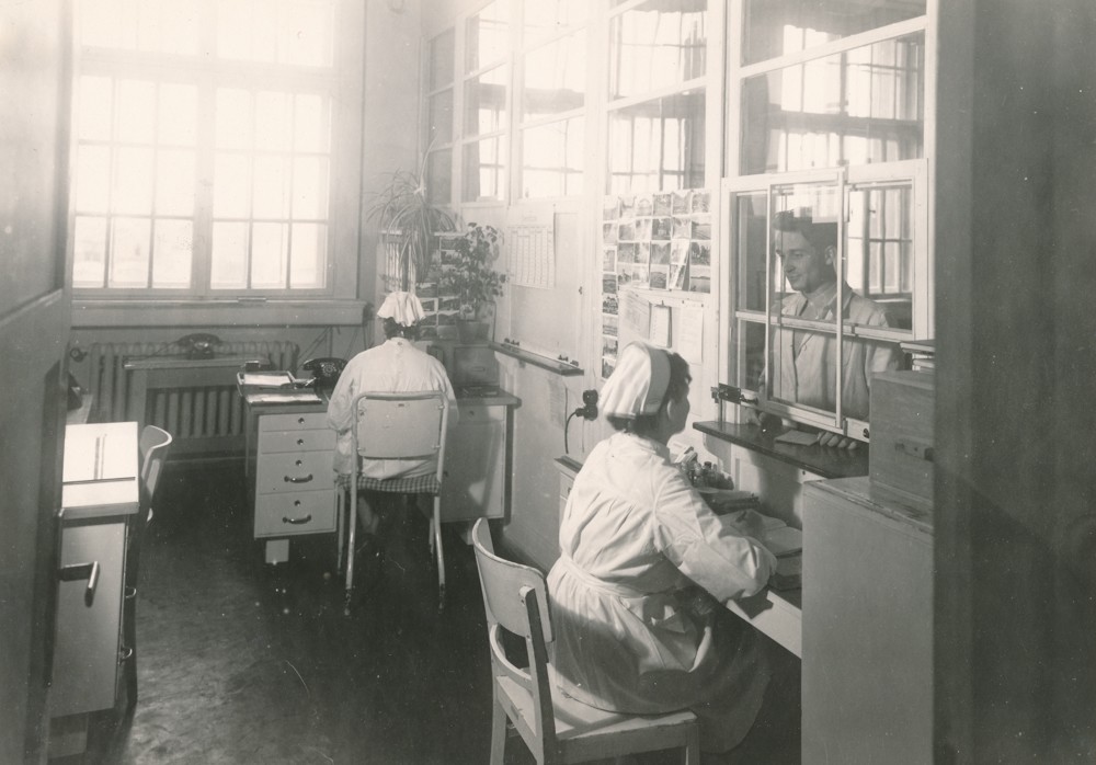 Betriebs-Ambulatorium, Kartei; Foto, September 1955 (www.industriesalon.de CC BY-NC-SA)